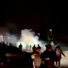 STANJE BEZAKONJA U AMERICI: Demonstranti napali policijska vozila, upotrebljen i suzavac (VIDEO)