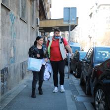 STIGAO U PORODILIŠTE - Nikola Rađen je došao po suprugu i bebu ispred bolnice sa kolevkom za naslednika (FOTO)