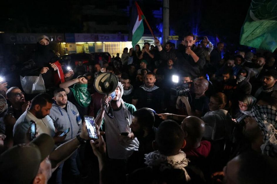STIŽE DAN NEVIĐENOG GNEVA Haos ispred ambasada nakon užasa u bolnici, Hezbolah uputio JEZIVU PRETNJU uoči Bajdenove posete