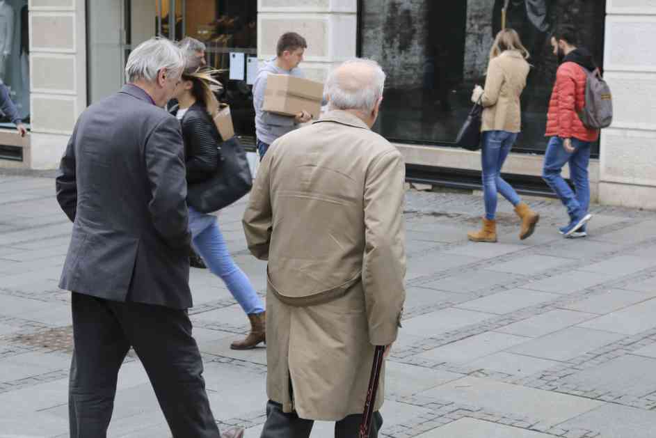 STIŽE PRVA ISPLATA PENZIONERIMA: Evo kada ćete dobiti 3000 DINARA od države!