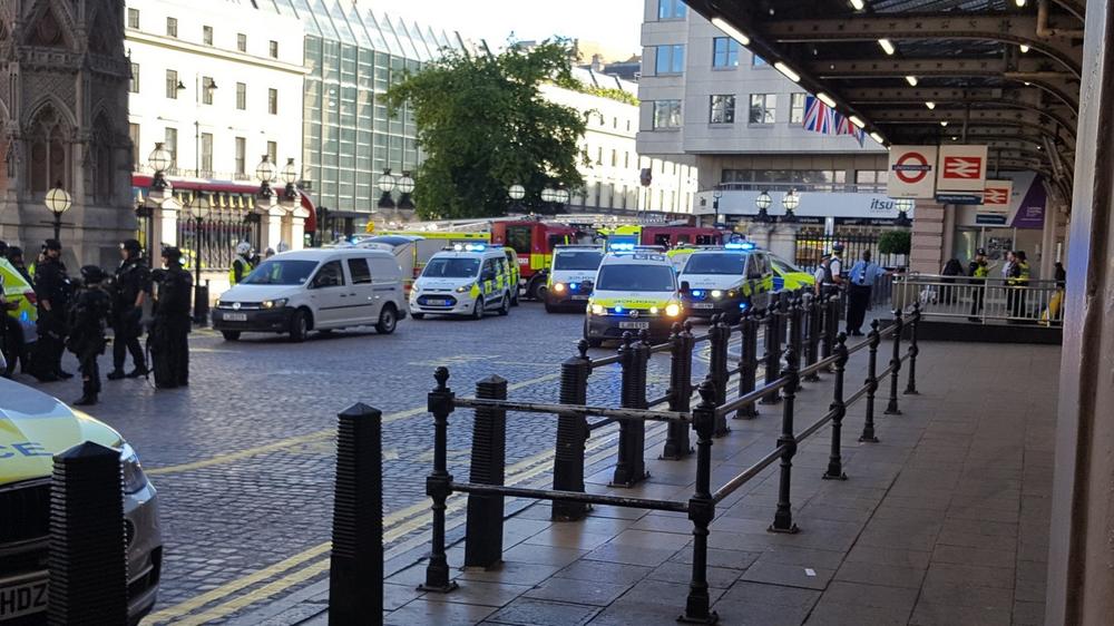 STOJI NA ŠINAMA I PRETI BOMBOM: Stanica u Londonu evakuisana, saobraćaj zaustavljen (VIDEO)