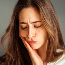 STOMATOLOZI SAVETUJU: Osetljivi zubi neopisivo bole, a ove 4 NAVIKE mogu samo POGORŠATI stanje!