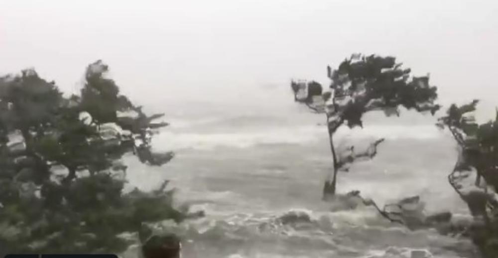 STOTINE LJUDI ZAROBLJENO NA OSTRVU ZBOG URAGANA: Spasioci ne mogu da krenu po ugrožene! Neviđeni udari vetra i poplave u Južnoj Karolini (VIDEO)