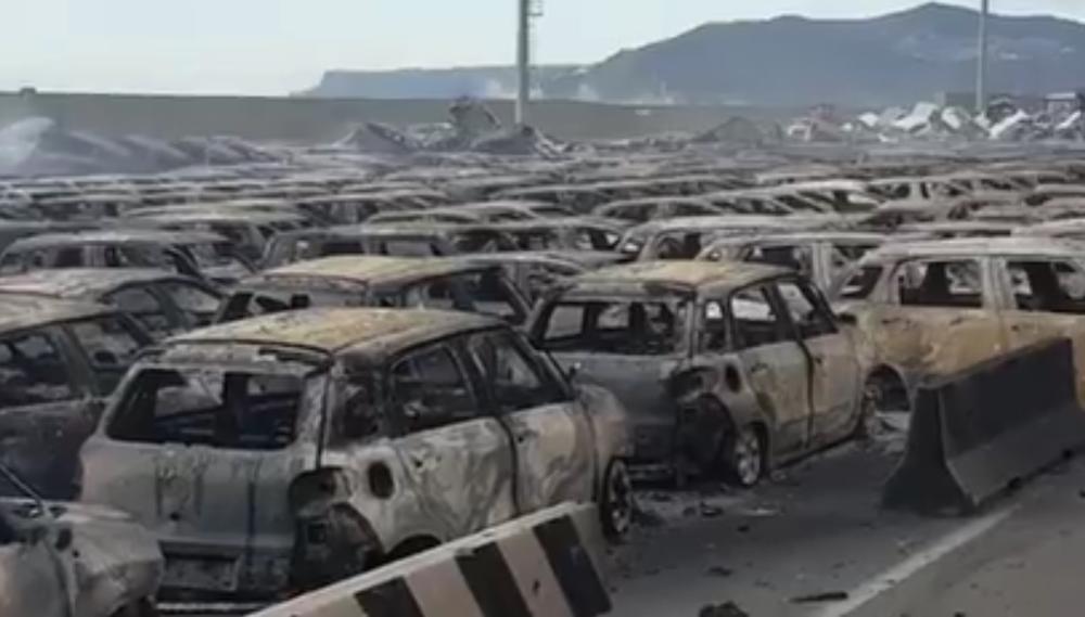 STOTINE LUKSUZNIH AUTOMOBILA IZGORELE U ITALIJI: Nova novcata vozila pretvorena u spaljene olupine! Stradala i kola iz Srbije! (VIDEO)