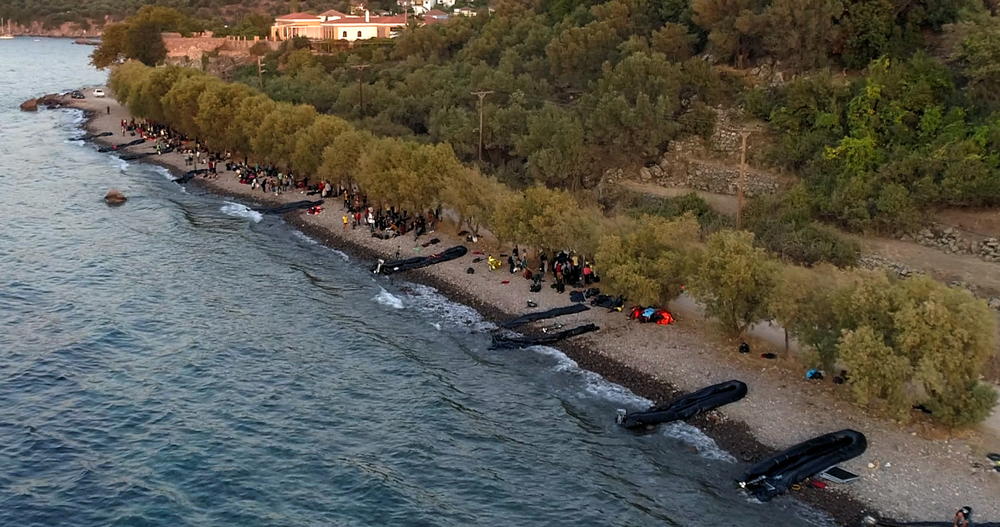 STOTINE MIGRANATA GUMENIM ČAMCIMA STIGLE NA GRČKO OSTRVO ZA SAMO SAT VREMENA! U migrantskom kampu već ima 11.000 ljudi, a dozvoljeno je 3.000! (FOTO, VIDEO)