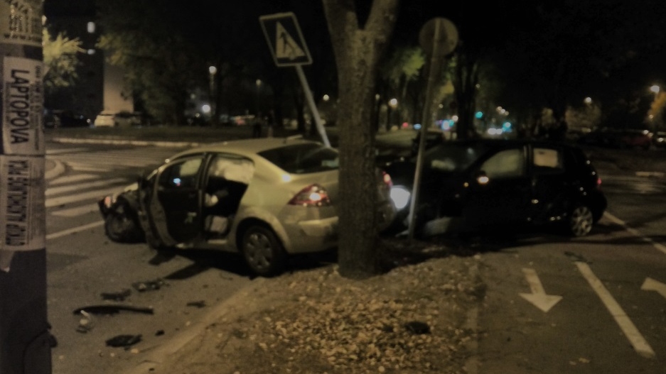 STRAŠAN SUDAR: Od automobila olupine, šestoro povređeno