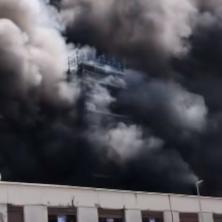 STRAŠNA EKSPLOZIJA DIGLA ZGRADU U VAZDUH: Broje se mrtvi - vatrogasci vode borbu sa vatrom (VIDEO)