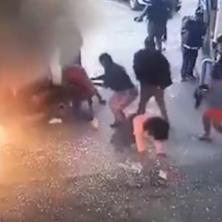 STRAŠNE SCENE NA BENZINSKOJ PUMPI: Zapalio se minibus pun ljudi - odjeknula i eksplozija?! (VIDEO)