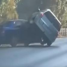 STRAŠNE SCENE: Pomahnitali vozač pokušao da IZGURA drugi auto, pa se PREVRNUO NA KROV, a potom izašao i IZVADIO NOŽ (VIDEO)