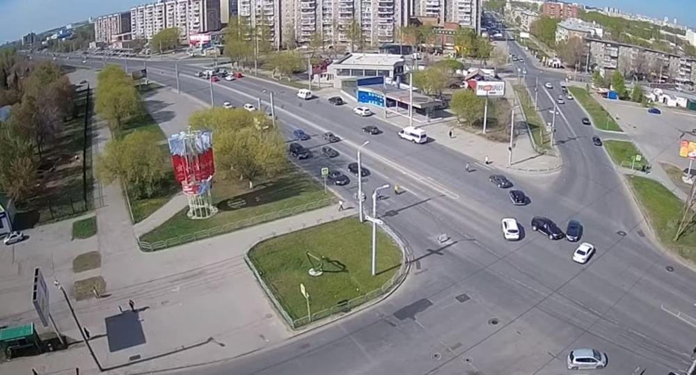 STRAŠNE SCENE SA ULICA RUSIJE: Pijani vozač se zabio u kola i ubio oca dvoje dece, a onda plakao nad svojim smrskanim BMW-om (VIDEO)