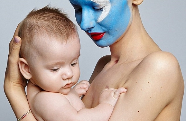 STRASNO I POUCNO Manekenka se borila se sa rakom ali je rodila dete (FOTO)