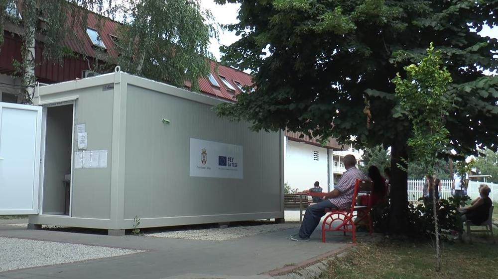 STRAŠNO! LJUDI, DA LI STE NORMALNI? Ukradeni suncobrani ispred kovid ambulante u Kragujevcu (KURIR TV)