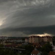 STRAVA I UŽAS: Olujni venac koji je nad Banja Lukom se uputio ka Beogradu - UPOZORENJE!