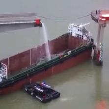STRAVA I UŽAS U KINI! Barža udarila u most, automobili upali u vodu - IMA STRADALIH! (FOTO)