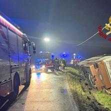 STRAVIČAN KRAJ NAJLUĐE NOĆI: Prevrnuo se autobus pun turista iz Bosne, vatrogasci hitno reagovali, jezivi prizori sa LICA MESTA (FOTO)