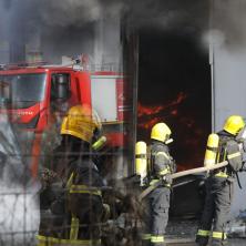 STRAVIČAN POŽAR U SURČINU! Izgoreo kineski magacin, VREDNA ROBA uništena za TREN, dim kuljao na sve strane!