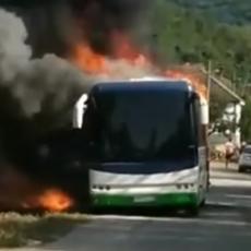 STRAVIČAN PRIZOR KOD VRANJA! Zapalio se pun autobus, putnici uspeli da istrče na vreme! (VIDEO) 