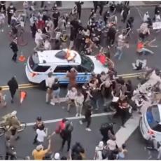 STRAVIČAN SNIMAK SA PROTESTA U AMERICI: Policija u Bruklinu GAZILA LJUDE! (VIDEO)