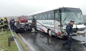 Stravičan sudar autobusa Laste i mercedesa, ima životno ugroženih! (VIDEO)