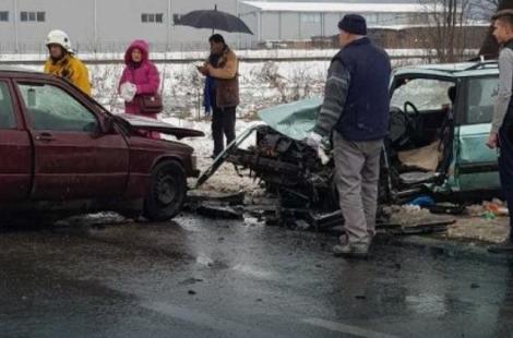 STRAVIČAN SUDAR Četiri osobe povređe u teškoj saobraćajnoj nesreći kod Tuzle