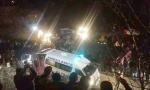 STRAVIČAN UDES: Prevrnuo se autobus pun putnika, veliki broj žrtava, izašao spisak povređenih (VIDEO)