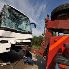 STRAVIČNA NESREĆA NA AUTOPUTU: Autobus se sudario sa dva kamiona, najmanje povređeno 32 osobe