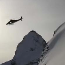 STRAVIČNA NESREĆA! NAJMANJE TROJE POGINULIH! Pao helikopter koji je prevozio skijaše (VIDEO)