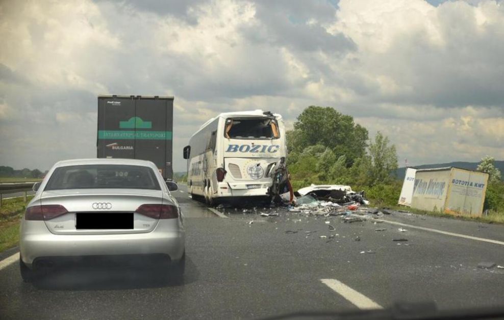 STRAVIČNA NESREĆA U HRVATSKOJ: U sudaru kamiona i autobusa kod Okučana poginuo vozač, povređeno 8 putnika (FOTO, VIDEO)