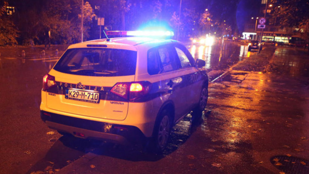 STRAVIČNA NESREĆA U TUZLI: Trkali se automobilima na delu južne magistrale, pa udarili u potporni zid (FOTO)