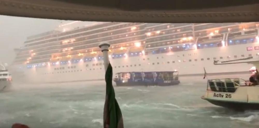 STRAVIČNA OLUJA U VENECIJI: Kruzer izgubio kontrolu i zamalo udario u pristanište puno turista i brodova, snimak nevremena ledi krv u žilama (VIDEO)