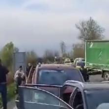 STRAVIČNA SAOBRAĆAJKA NA PUTU OD NOVE VAROŠI: Kamion se zakucao u KOLONU od 15 vozila, ima više POVREĐENIH (VIDEO)
