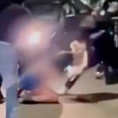 STRAVIČNA SCENA: Motociklisti izvukli ženu iz vozila i PRETUKLI je pred detetom, za dlaku izbegla smrt (VIDEO)