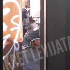 ŠOKANTNA SCENA! Muškarac flašom udara ženu po glavi u centru Beograda! (VIDEO) 