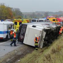 STRAVIČNA TRAGEDIJA: Kamion uleteo u autobus, najmanje ŠESTORO ljudi poginulo 