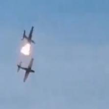 STRAVIČNE SCENE NA NEBU! Sudar dva ratna aviona izazvao šok  (VIDEO) 