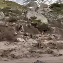 STRAVIČNE SCENE ODRONA Srušio se deo planinskog vrha - više od 100.000 kubnih metara stena palo i napravilo HAOS (VIDEO)