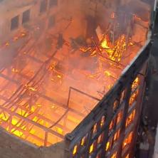 STRAVIČNI PRIZORI U SIDNEJU! Vatra progutala višespratnicu - zabeležen trenutak kad se zgrada raspada (VIDEO)