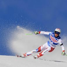 STRAVIČNO! Švajcarski skijaš doživeo JEZIV pad, odložen nastavak takmičenja (VIDEO)