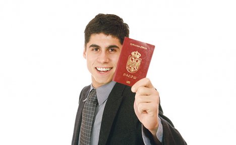 STVAR JE OZBILJNIJA NEGO ŠTO MISLITE: Evo zbog čega ne smete da se smejete na slici za pasoš!