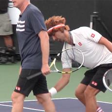 STVARNO JE KRALJ: Kako se Novak snalazi BEZ REKETA na teniskom terenu? (VIDEO)