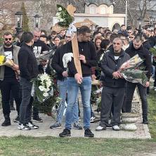 SUDBINO KLETA: Momak kome je Stefan Savić pre dve godine spasao život došao mu na sahranu (VIDEO)