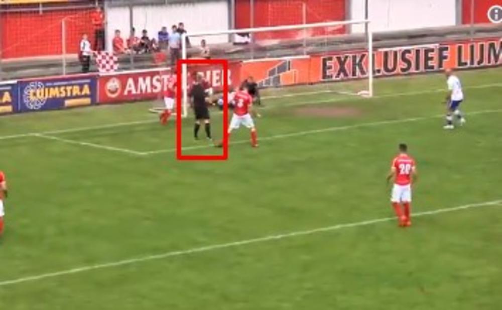 SUDIJA DAO GOL, PA POKAZAO NA CENTAR! O ovoj NEVEROVATNOJ sceni bruji čitav svet! (VIDEO)