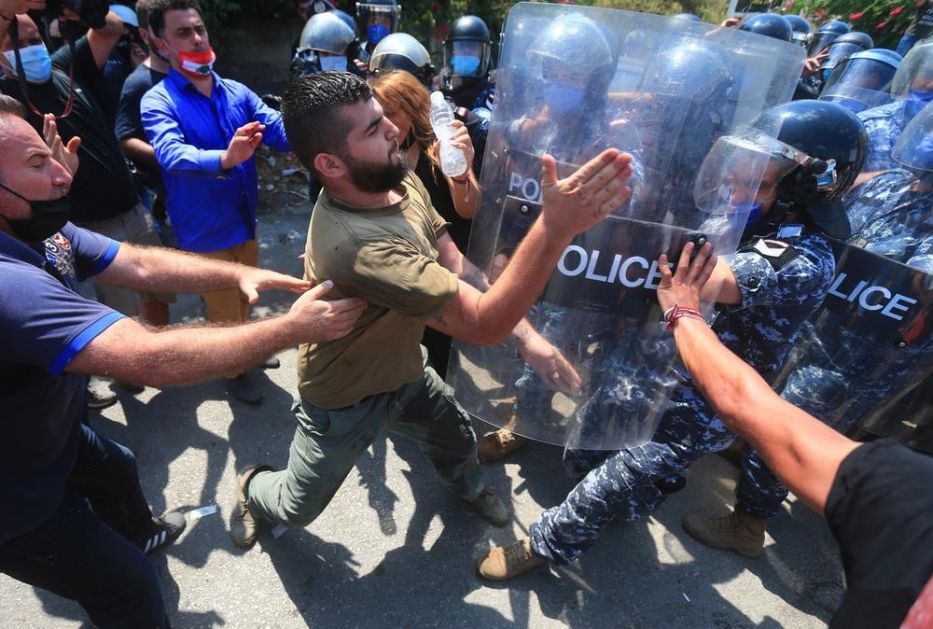 SUKOBI TOKOM PROTESTA U BEJRUTU Građani besni na vlast zbog eksplozije, letele kamenice, policija ispalila suzavac VIDEO
