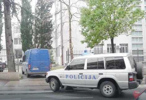 SUMNJIV ZBOG SRPSKE TROBOJKE Policija ispitivala lokalnog funkcionera u Budvi