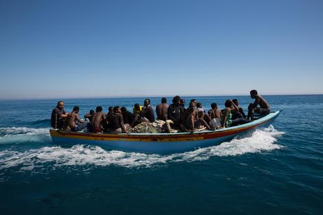 SUROVO Krijumčari izbacili 120 migranata iz broda, 50 ih se UDAVILO