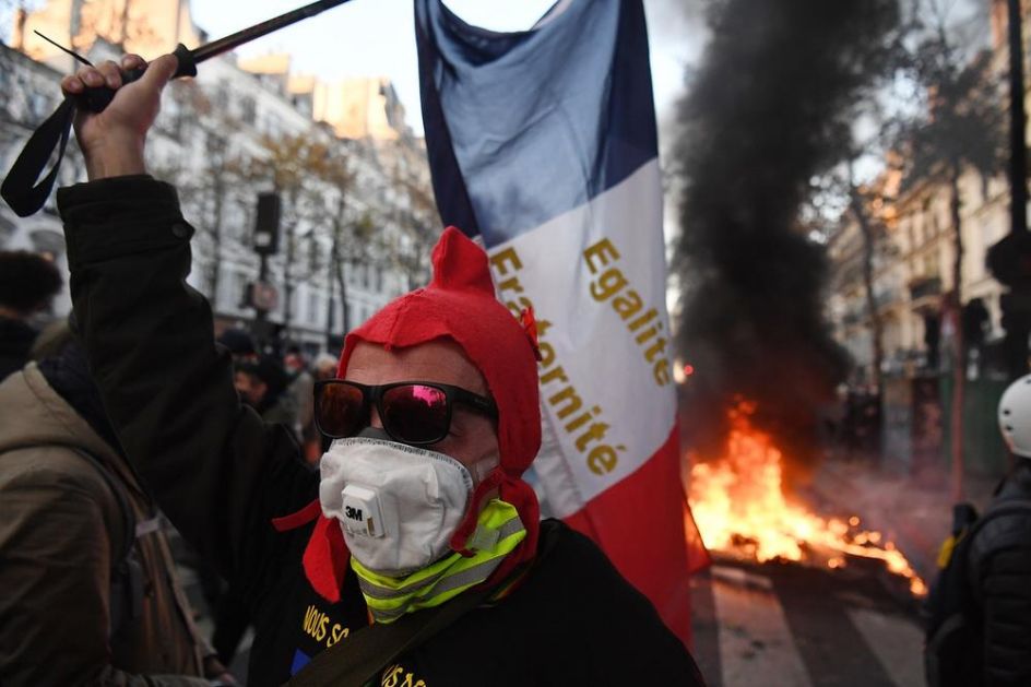 SUZAVAC I VATRA U PARIZU NA PROTESTIMA: Širom zemlje demonstracije protiv policijskog nasilja! (VIDEO)