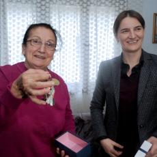 SUZE RADOSNICE: Ministarka Brnabić uručila ključeve jednog od stanova za Uzmi račun i pobedi (FOTO)