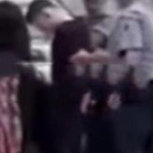 SVAĐA SE SA POLICAJCIMA Isplivao snimak hapšenja maloletnika koji je upucao nastavnika u osnovnoj školi (VIDEO)