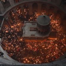 SVAKE GODINE VELIKO VASKRŠNJE ČUDO SE PONAVLJA! Sišao Blagodatni oganj u Jerusalimu - manji broj vernika se okupio u molitvi (VIDEO) 
