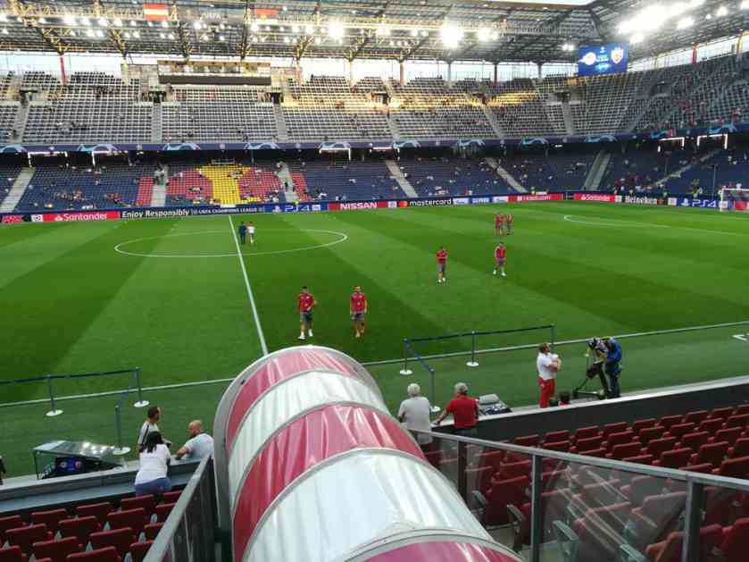 SVE JE SPREMNO ZA SPEKTAKL: Fudbaleri Zvezde izašli na teren stadiona u Salcburgu (KURIR TV)
